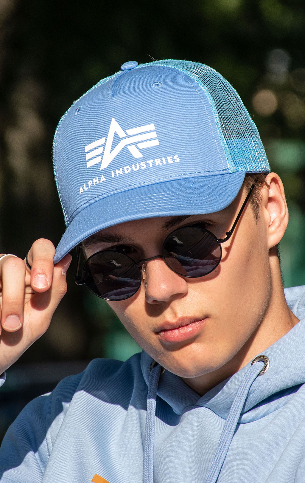 Бейсболка ALPHA INDUSTRIES BASIC TRUCKER CAP light blue 