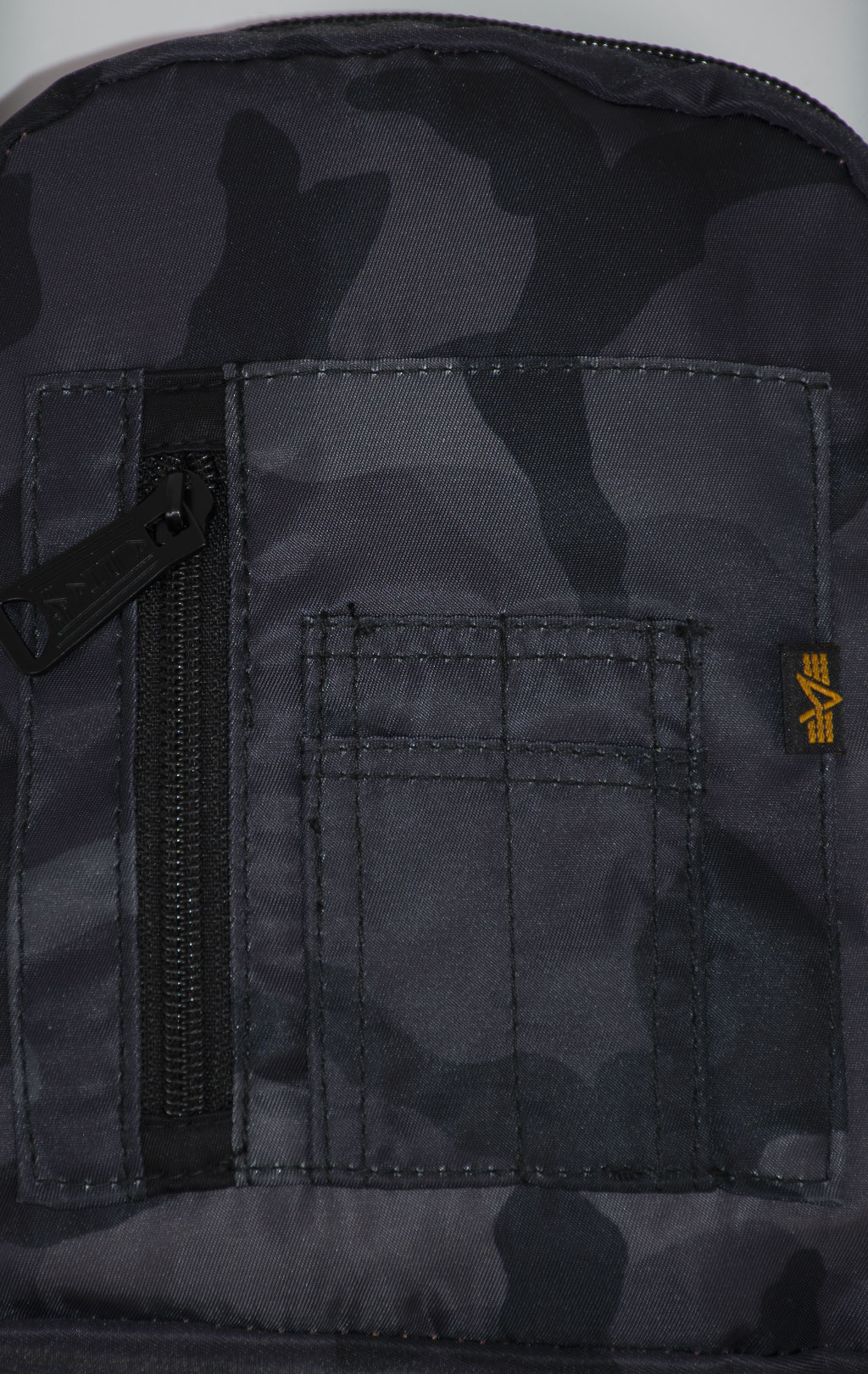 Сумка ALPHA INDUSTRIES CREW CARRY BAG CAMO black camo 