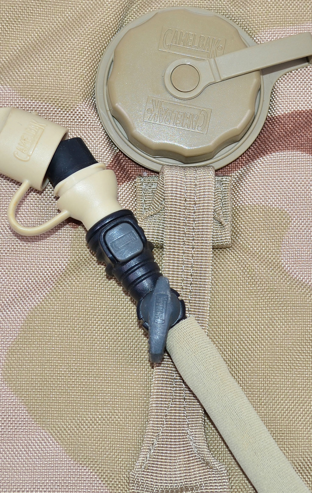 Питьевая система армейская CamelBak горловина снаружи, 2,5L desert-3 