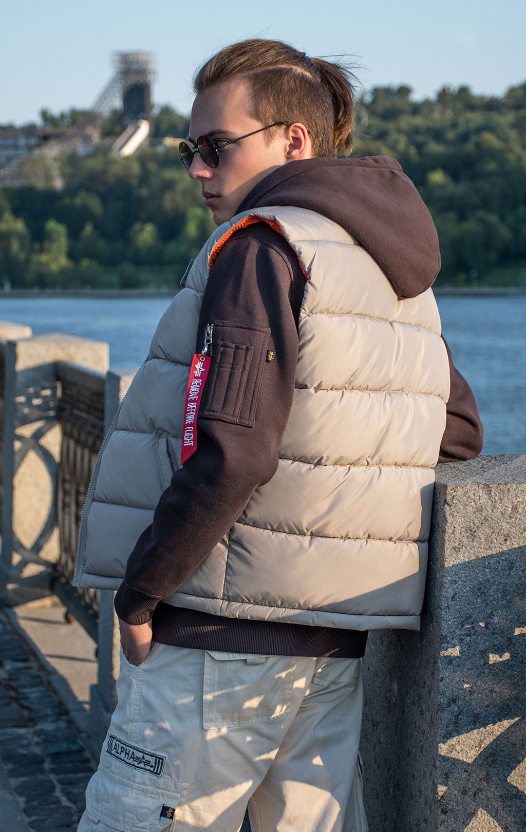 Жилет ALPHA INDUSTRIES PUFFER VEST LW vintage sand 