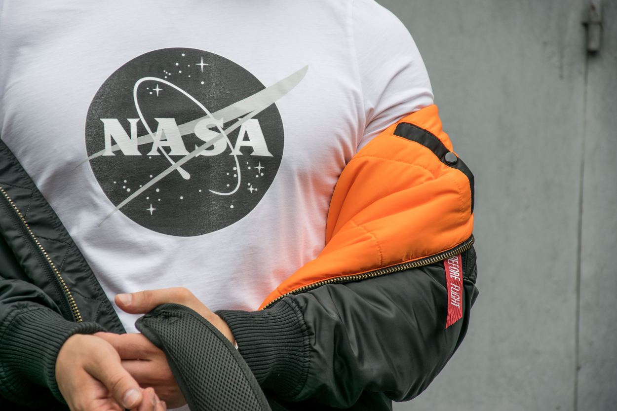 Белая футболка Alpha Industries NASA