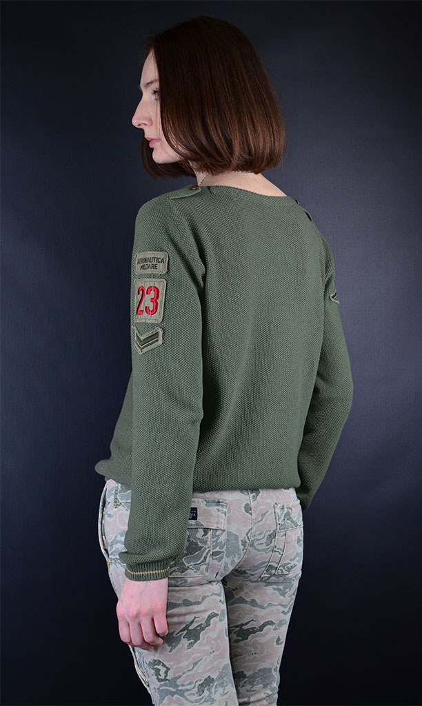 камуфлированные брюки вид сзади женские, женский свитер в стиле милитари, нашивки