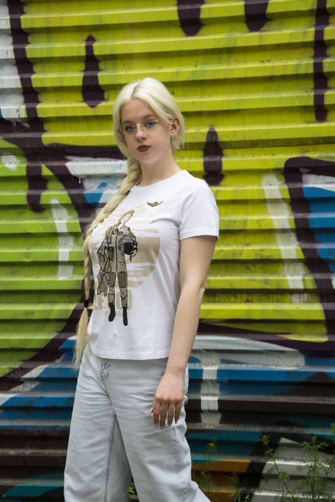 Белая брендовая женская футболка с принтом
