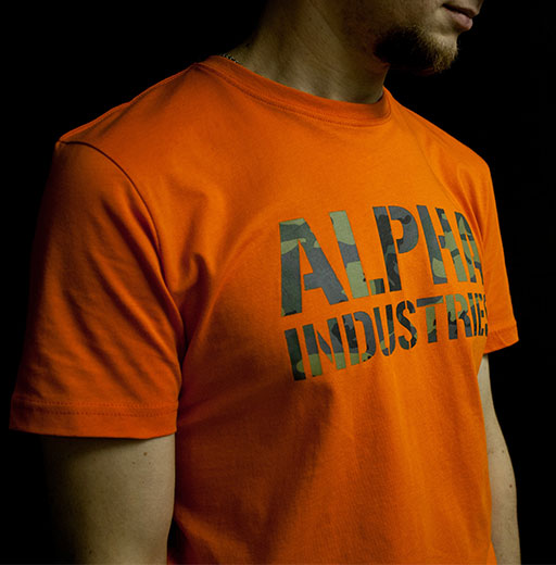 Альфа Индастриз камуфляж, оранжевая футболка мужская