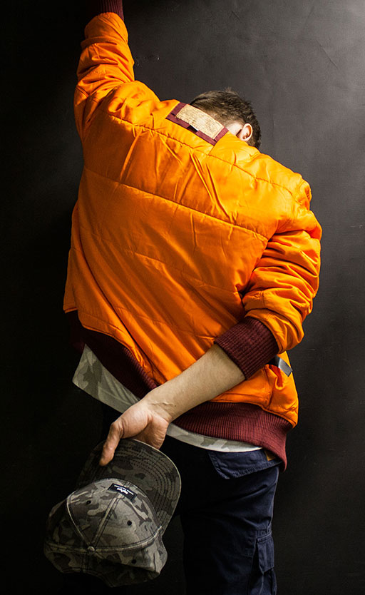 куртка-бомбер, куртка с оранжевой подкладкой, куртка Alpha Industries, куртка наизнанку