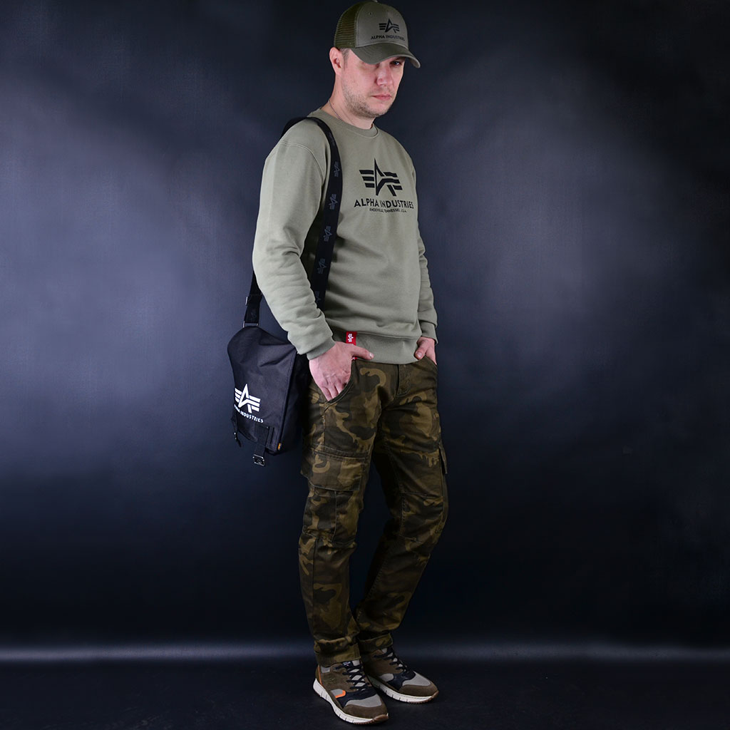 мужской свитшот хаки Альфа Индастриз, милитари сумка через плечо Alpha Industries, брюким камуфляж Alpa Industries